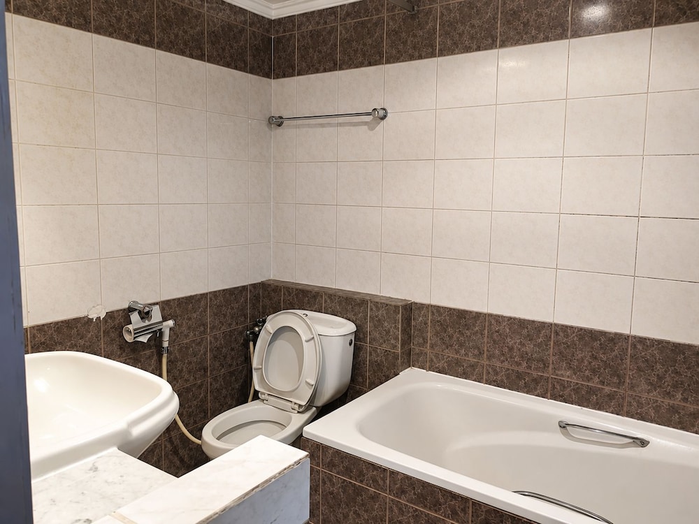 Grand Tropic Suites Jakarta 60/64