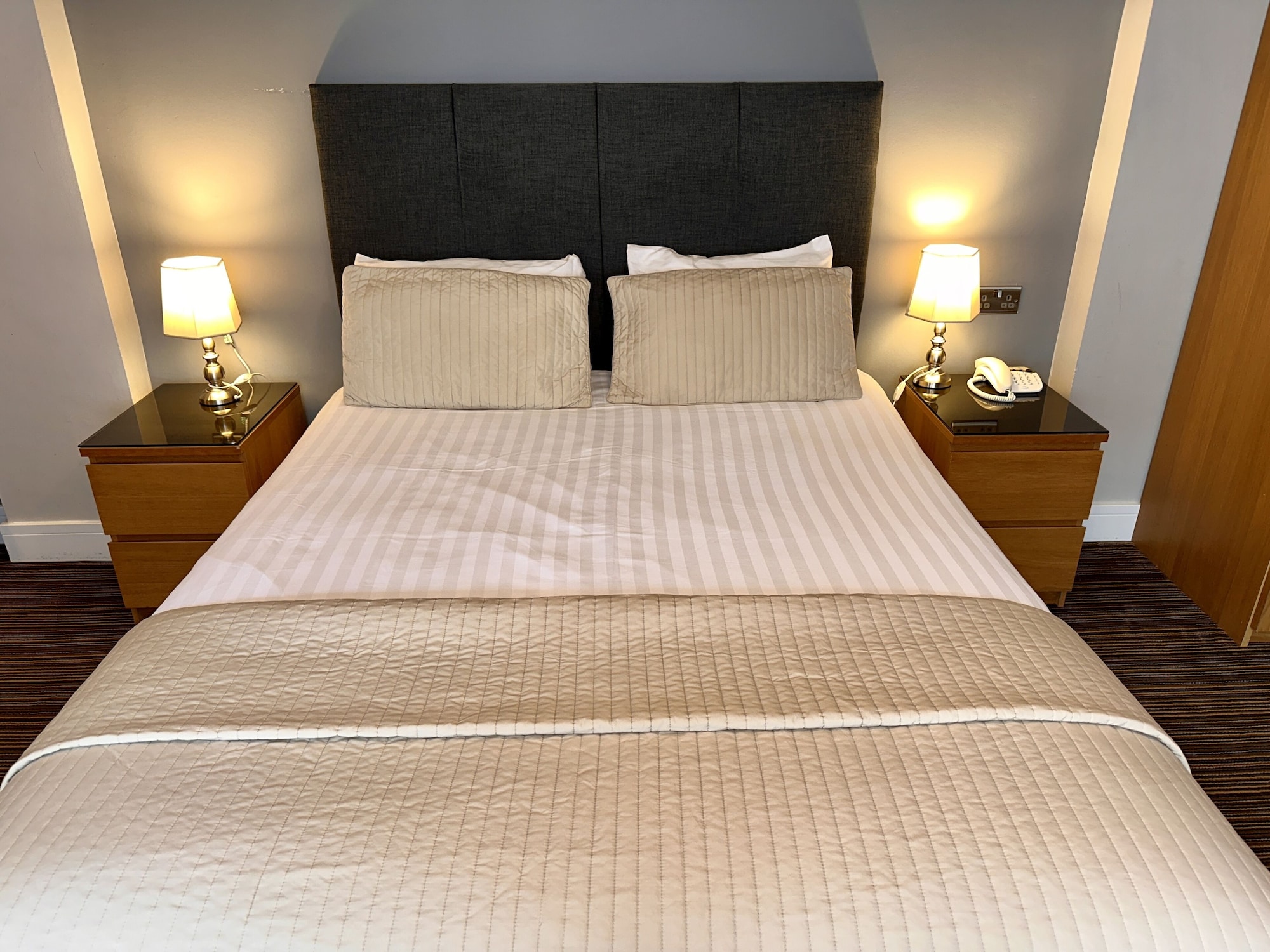 غرفة تنفيذية بسريرين منفصلين وسرير كينج وسرير فردي، Spilman Hotel 7/10
