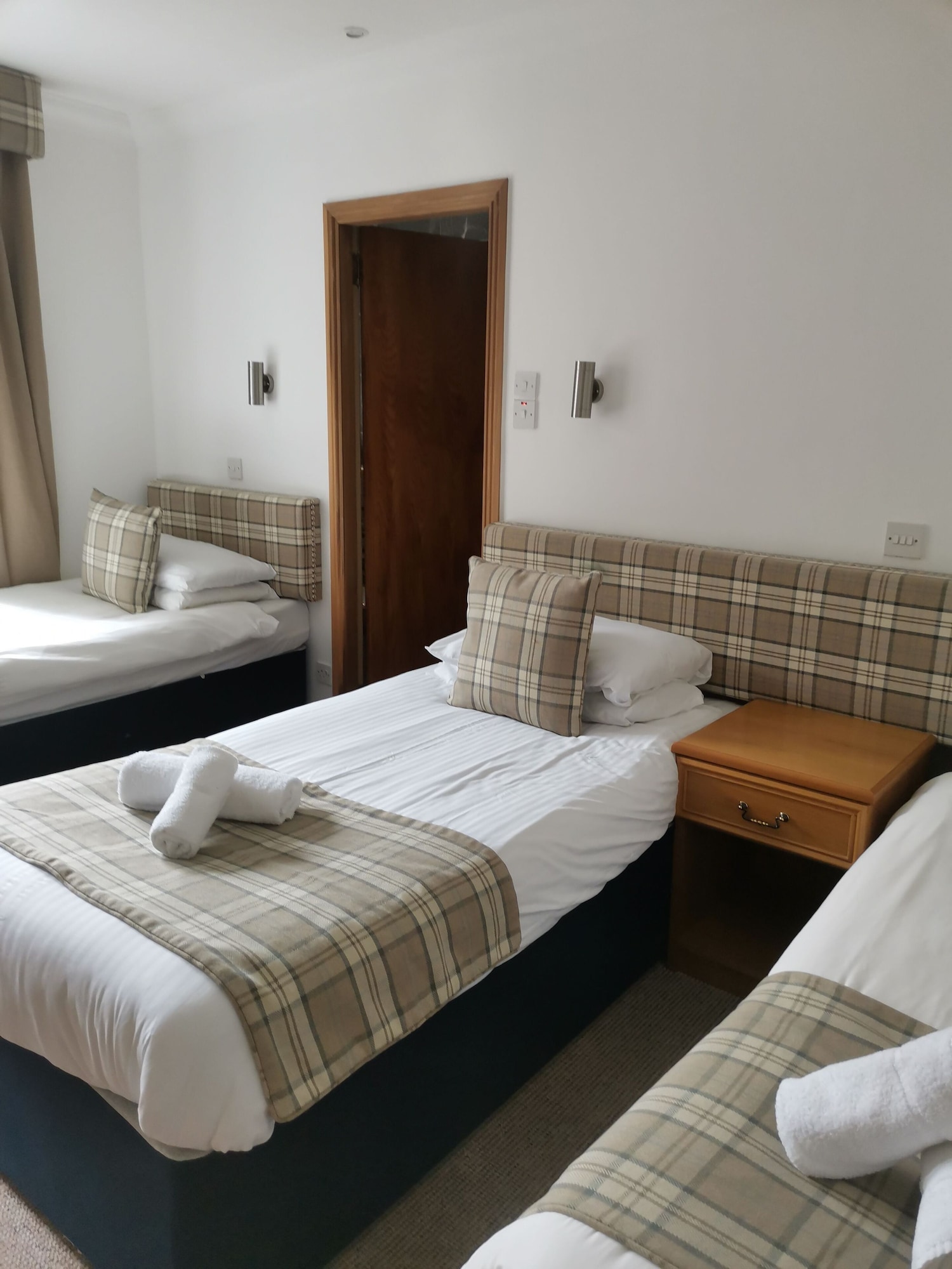 BASIC, TRIPLE, 3 BEDS