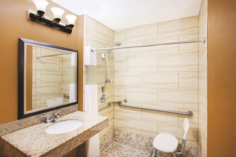 La Quinta Inn & Suites by Wyndham Allen at The Village 8/32