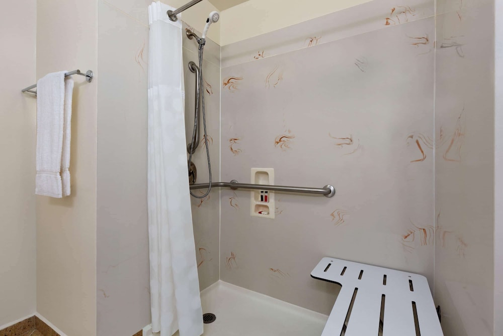 Ramada by Wyndham Oakland Downtown City Center 42/42