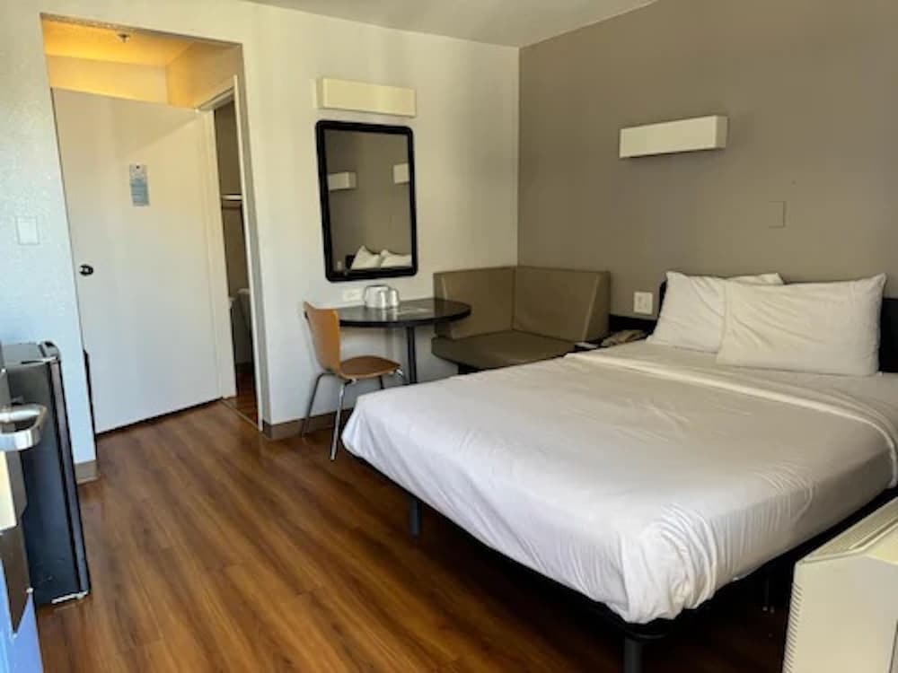 غرفة قياسية بسرير مزدوج، Motel6 Ventura, CA - South 2/10