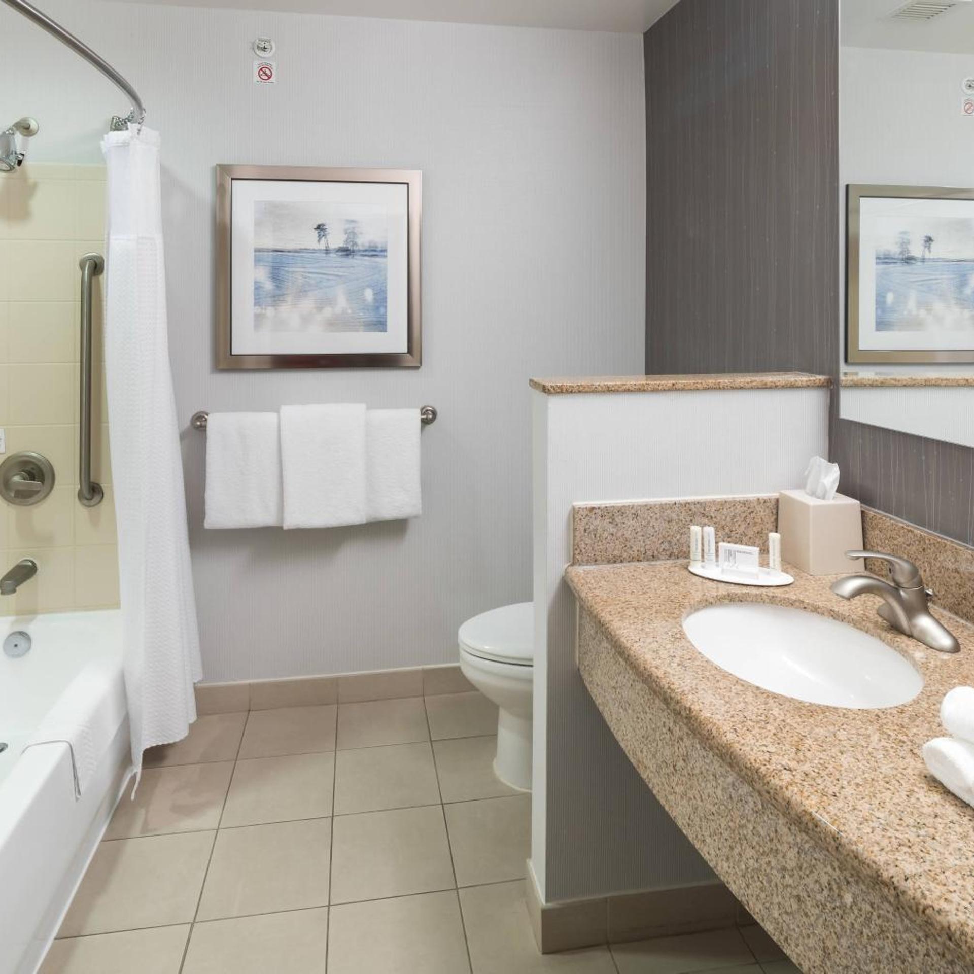 غرفة بسرير كوين بشرفة، Courtyard by Marriott West Orange 2/3