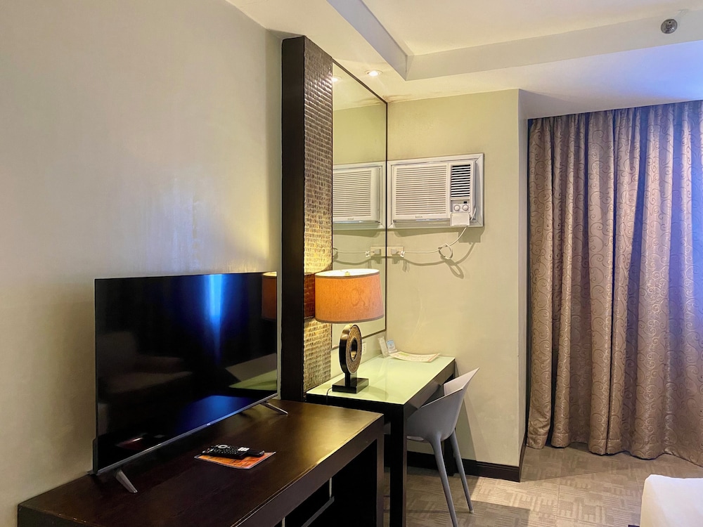 Circle Inn Hotel and Suites 51/63