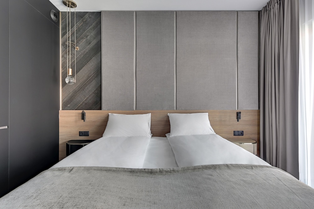 SUPERIOR, QUEEN BED