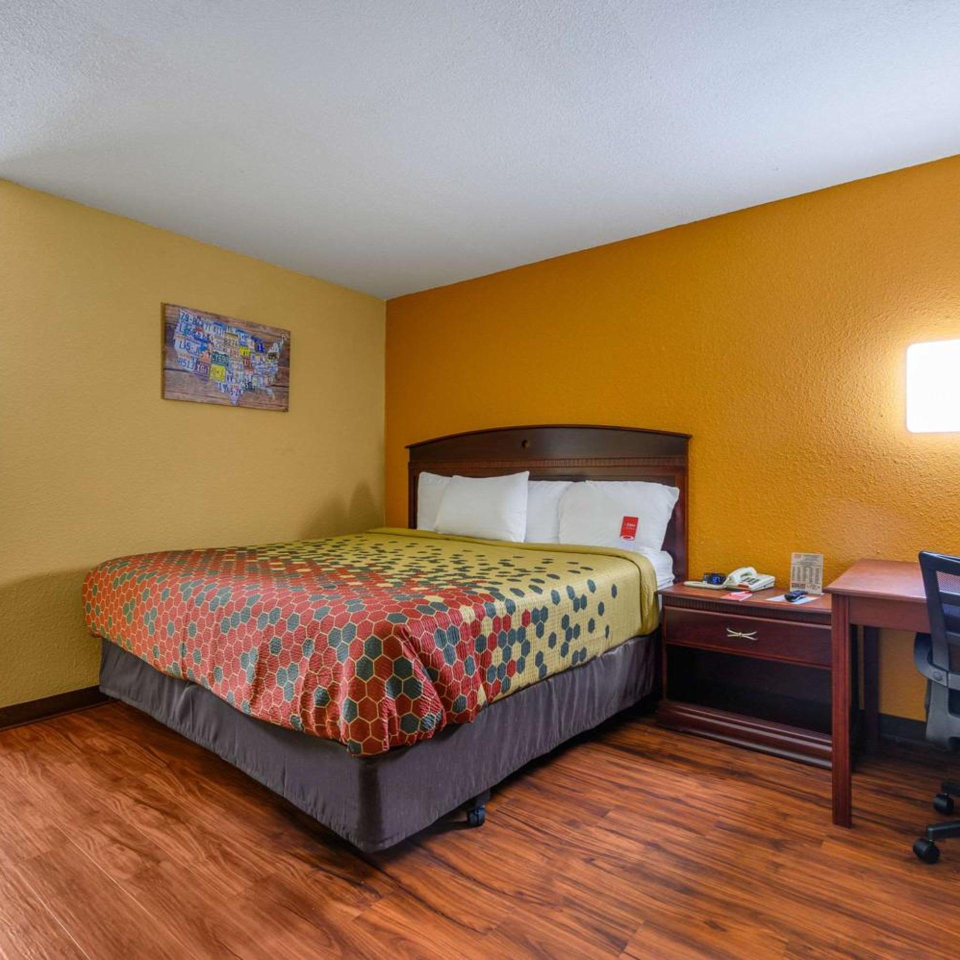 Room, Queen Bed, Exterior Entrance, Smoking