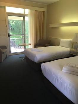 Room, Pool Side