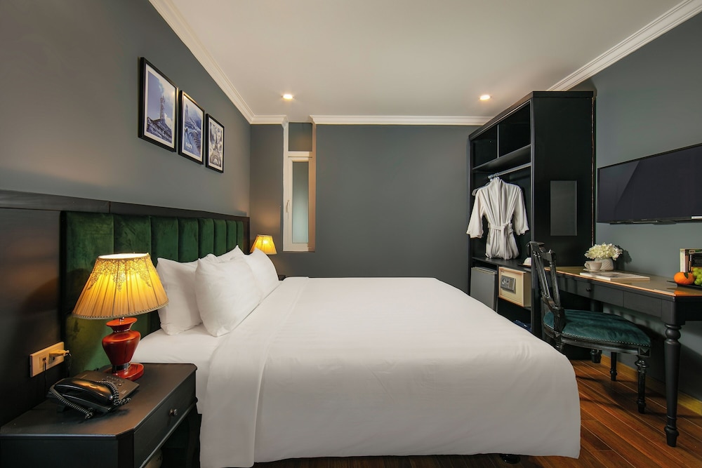 DELUXE, DOUBLE OR TWIN BED, NO WINDOW