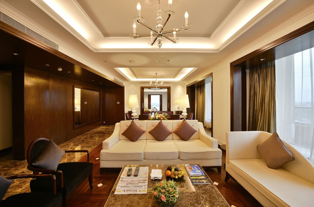 CROWNE PLAZA KOCHI 10/77