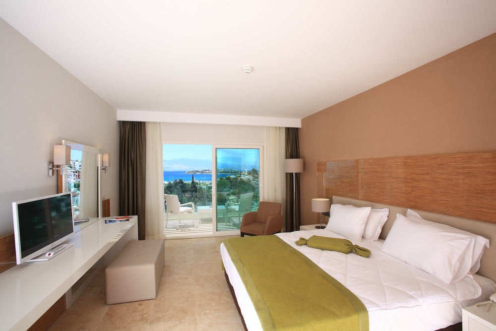 Bellazure Hotel 3/32