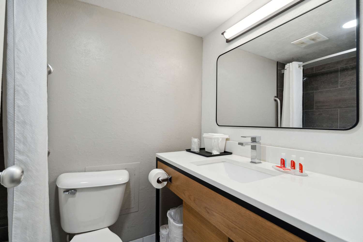 Econo Lodge Inn & Suites Waterloo Downtown 29/30