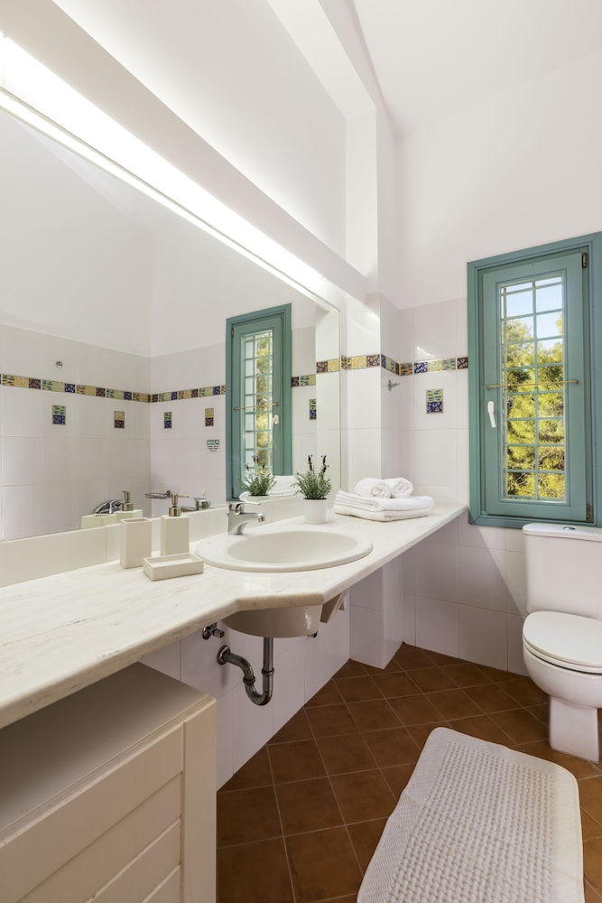 Electra Beachfront Villa 50/50