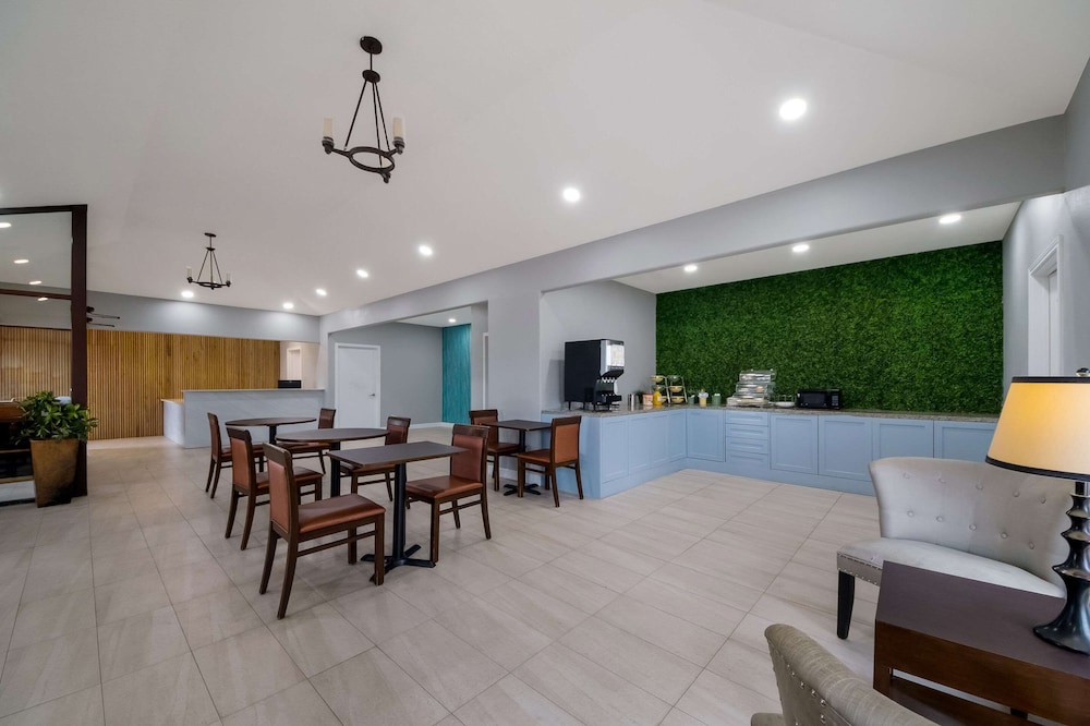 Rodeway Inn & Suites Corpus Christi Northwest 30/42
