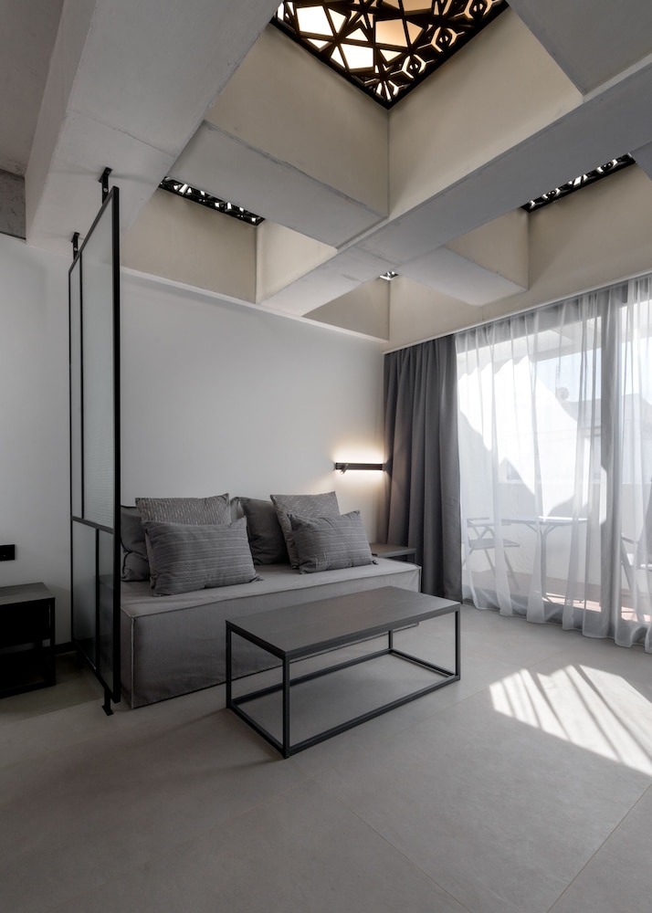 Essence Suites Rhodes 6/32