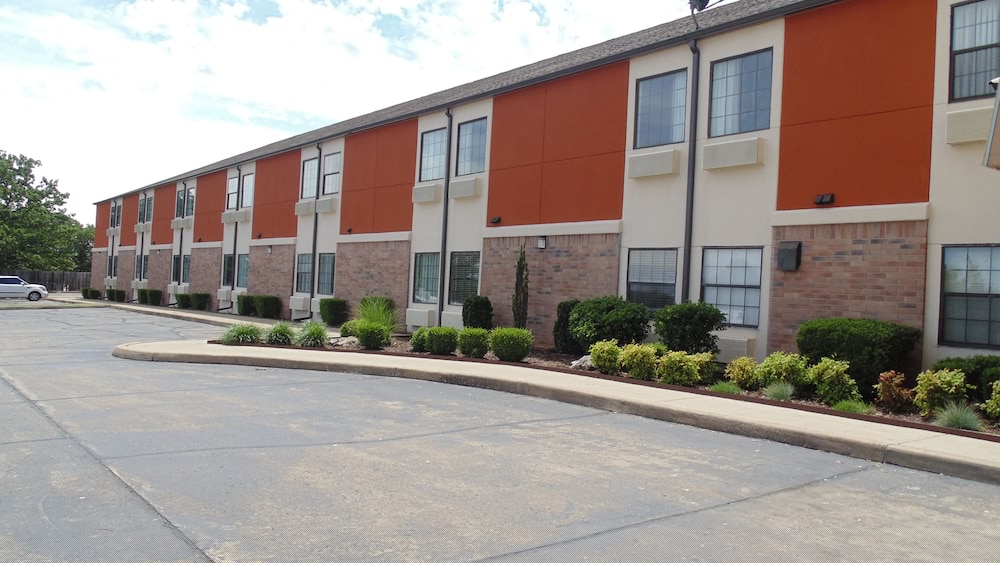 Super 8 by Wyndham Sapulpa Tulsa Area 3/30