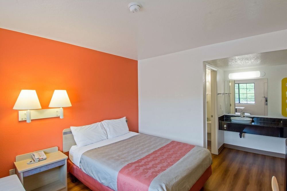 Motel6 Redding, CA - South 17/36