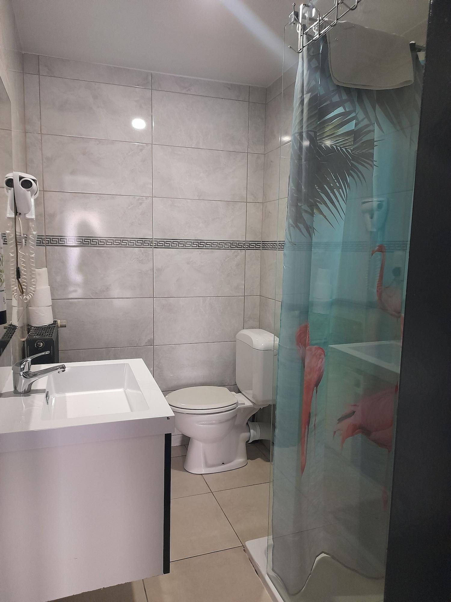 غرفة ثلاثية، Hotel Albergo 8/8