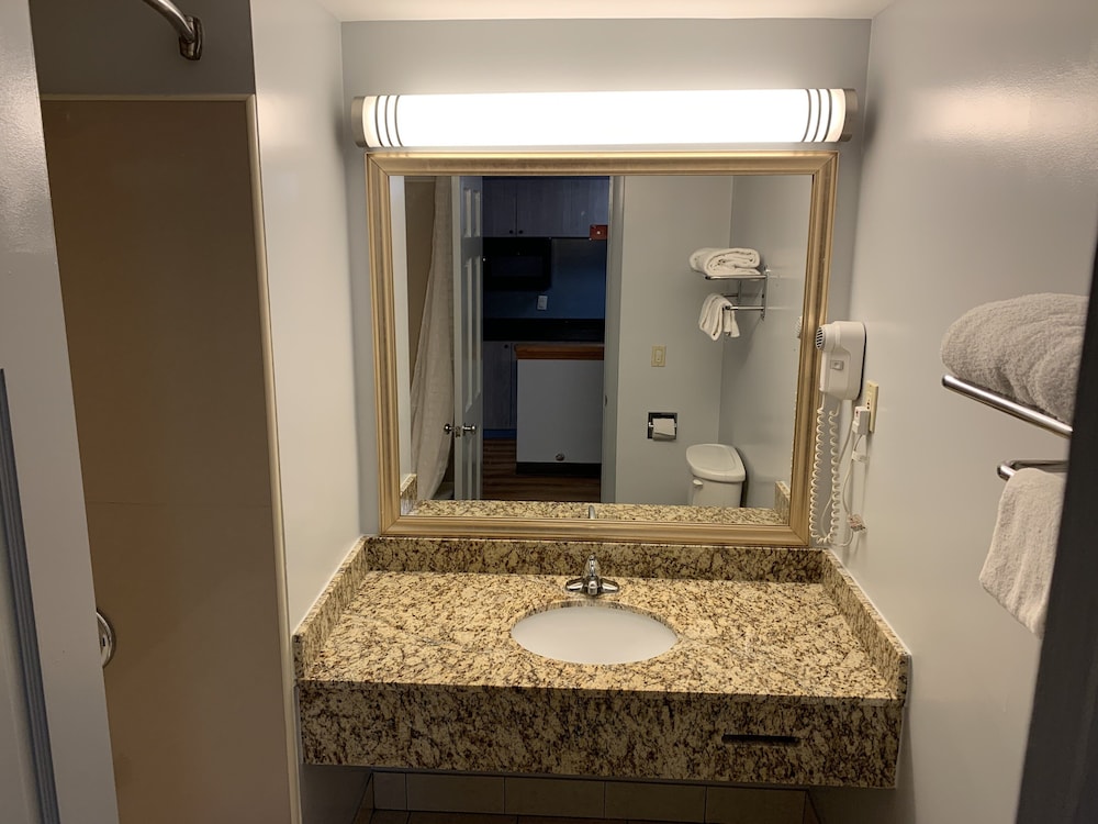 Econo Lodge Inn Suites 22/35