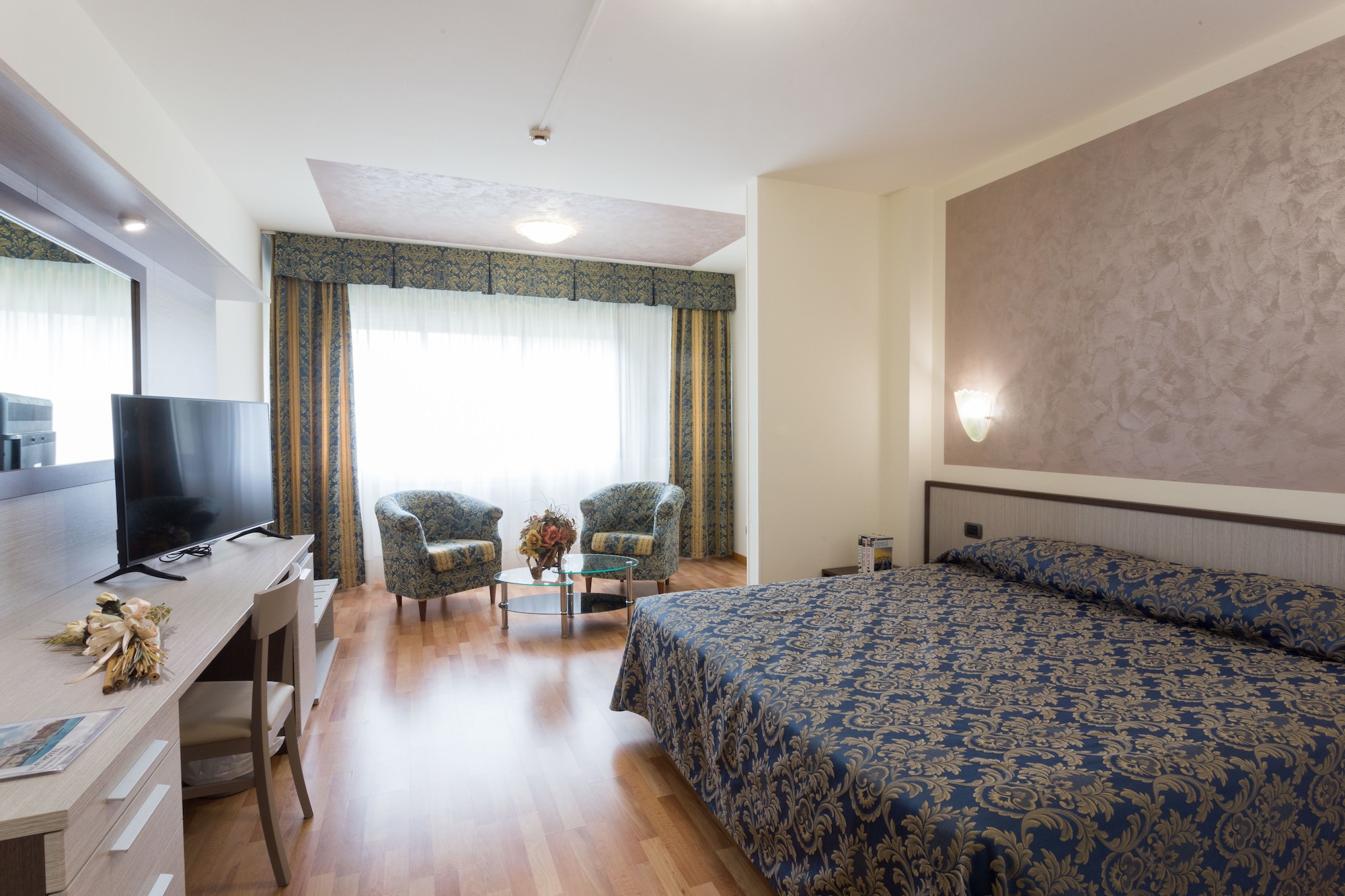 ROOM, DOUBLE OR TWIN BED