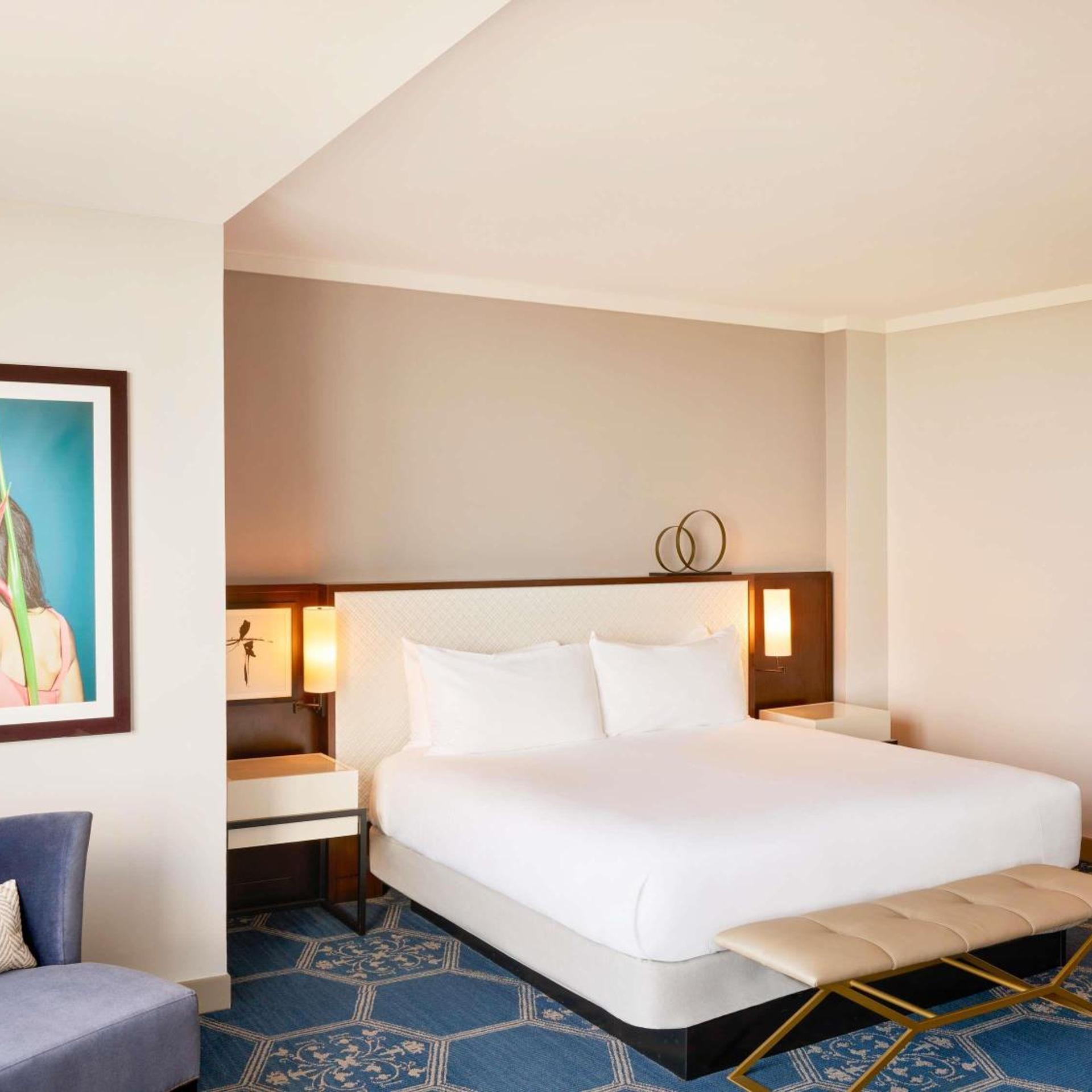 جناح بسرير كينج بغرفة نوم واحدة مع أريكة