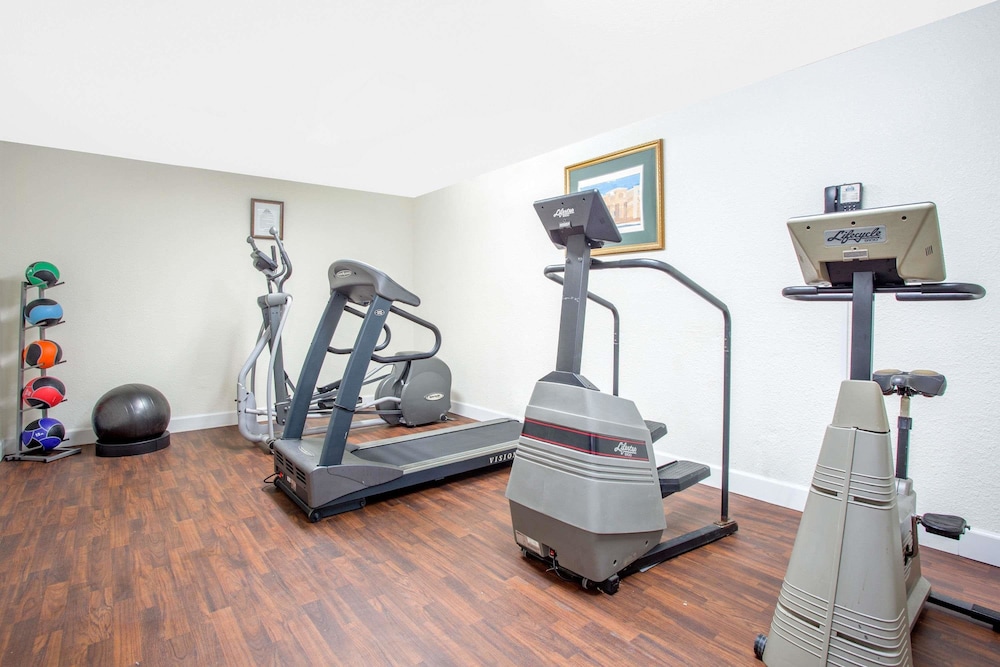 Days Inn by Wyndham Greenville SC 13/23