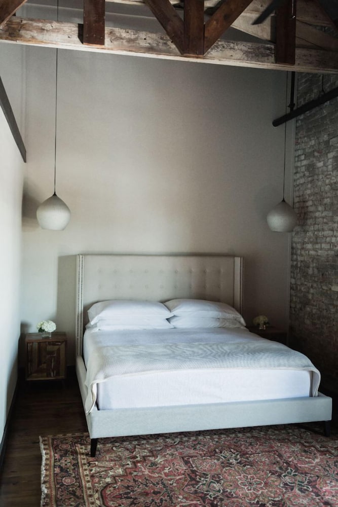 Gunrunner Boutique Hotel 11/63