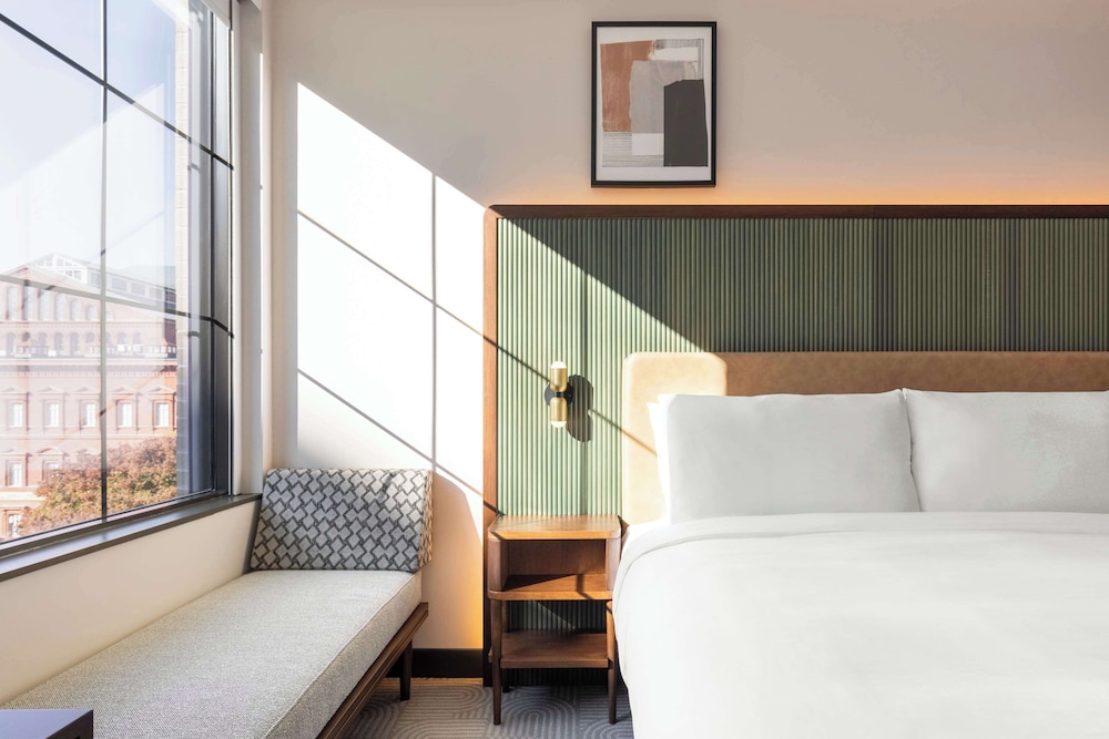 ROOM, KING BED, CITY VIEW