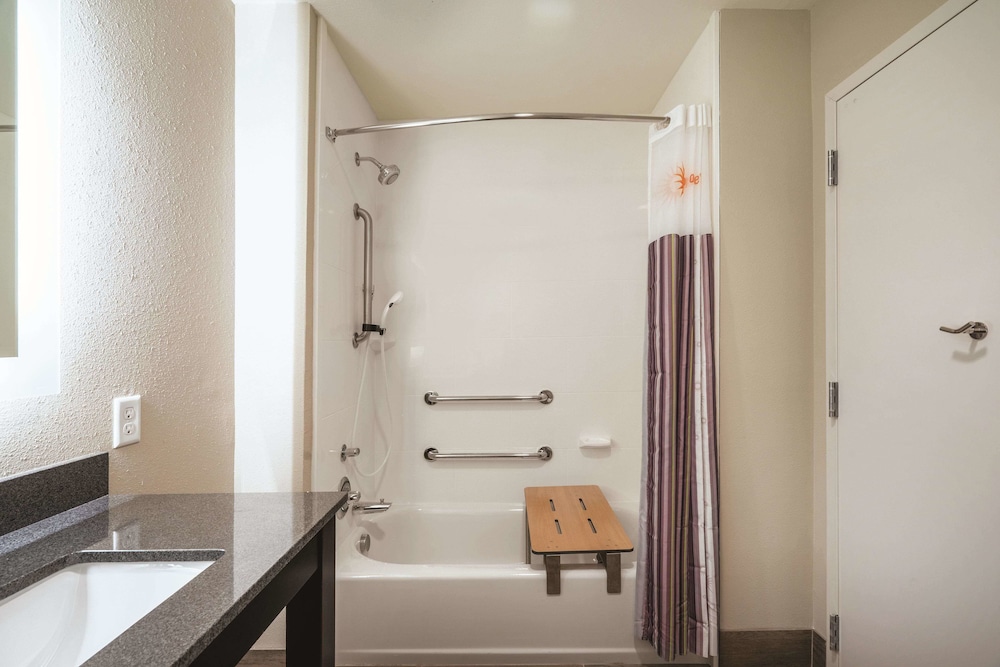La Quinta Inn & Suites by Wyndham Memphis Downtown 8/36