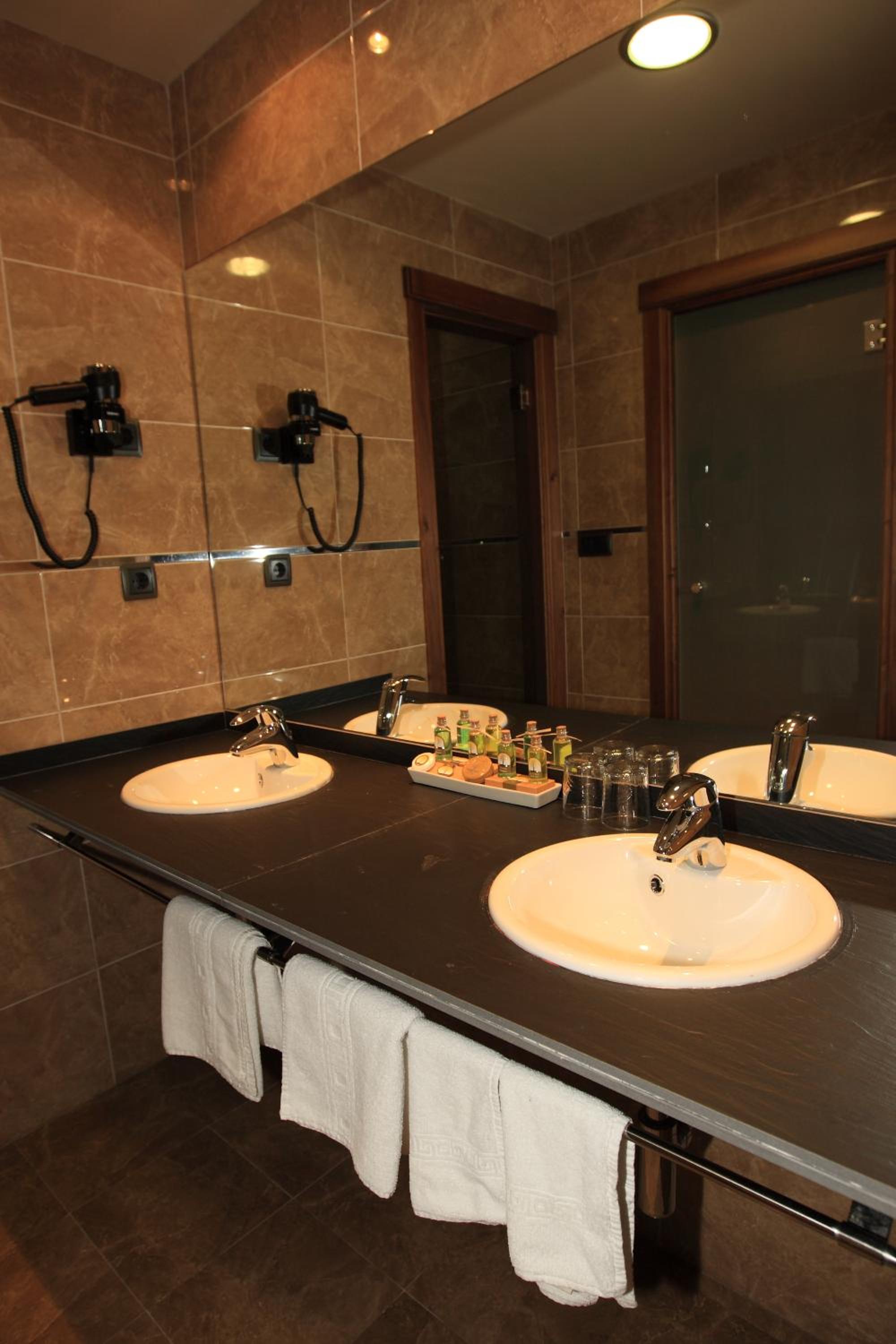 ROOM, DOUBLE BED, JETTED TUB