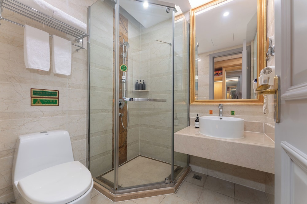 Vienna International Hotel (Shanghai Pudong International Airport Branch) 42/49
