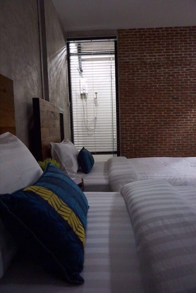 ROOM, TWIN BEDS