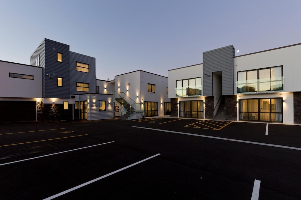 2 On Whiteleigh Motel 53/59