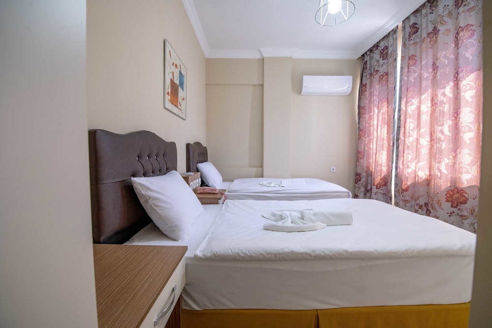 ROOM, TWIN BEDS
