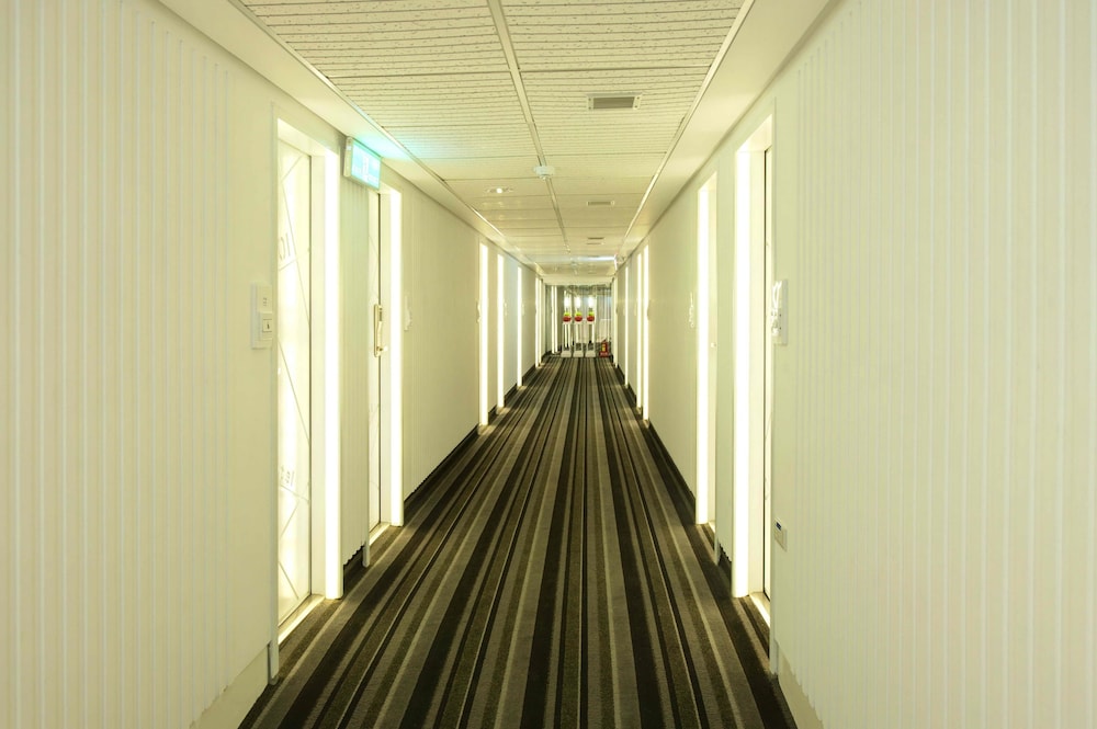 I Hotel 18/30