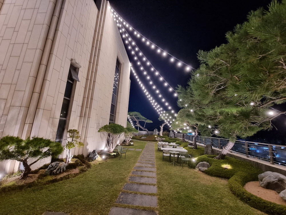 Pine Grove Hotel 53/57