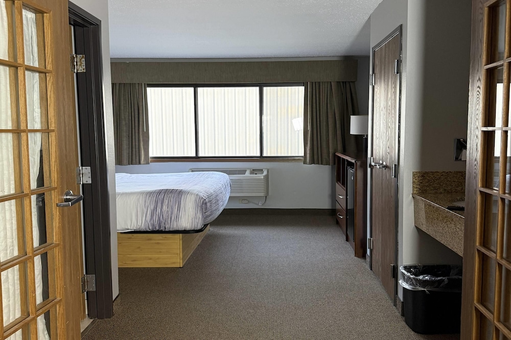 جناح ديلوكس بسرير كينج بغرفة نوم واحدة، AmericInn by Wyndham Sioux Falls 3/3