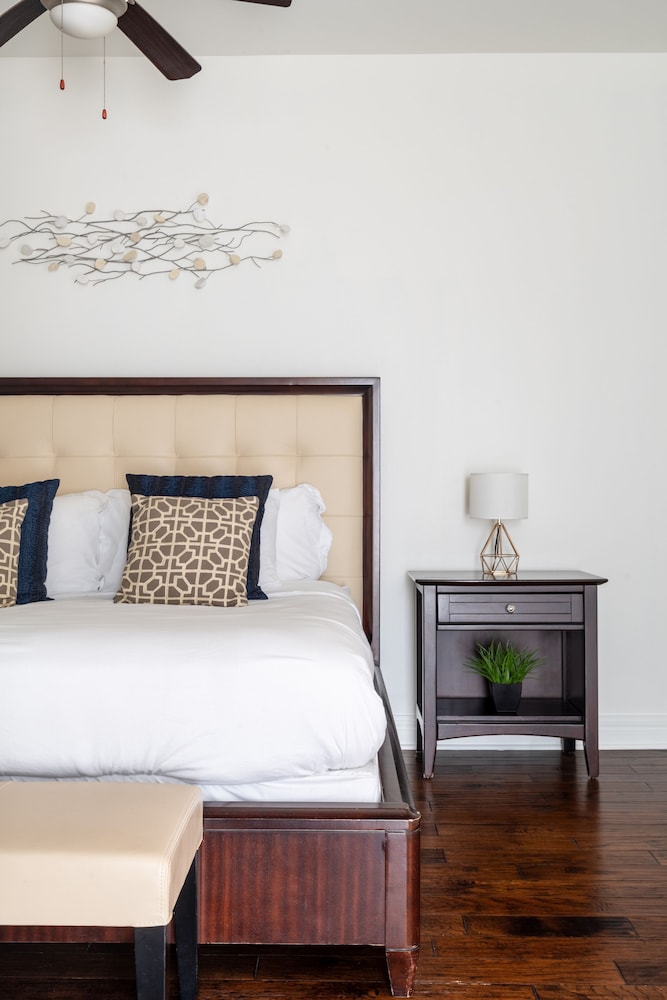 STUDIO, SUITE, KING BED, KITCHENETTE