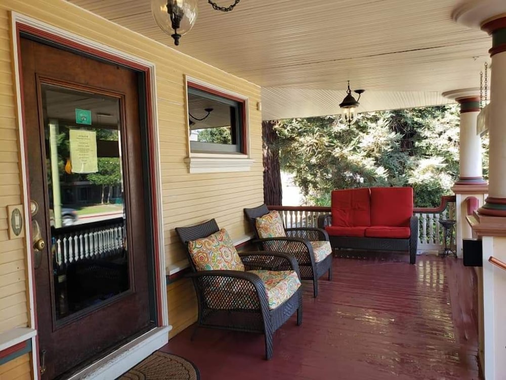 Cabernet House An Old World Inn 32/50