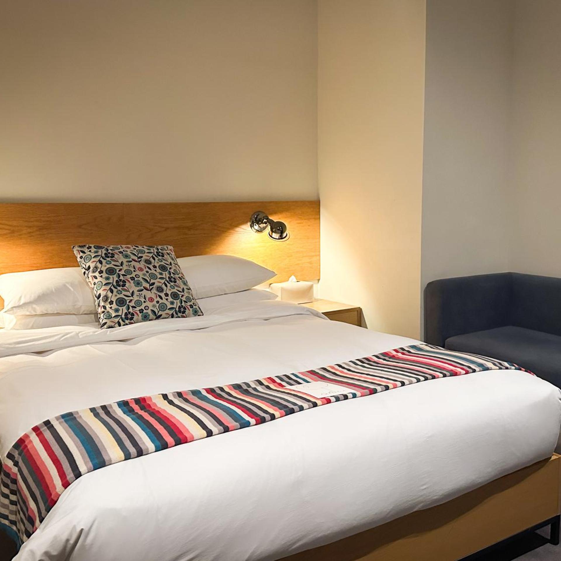 West, Double Bed, Bathtub, La Casa Hotel Seoul 2/5