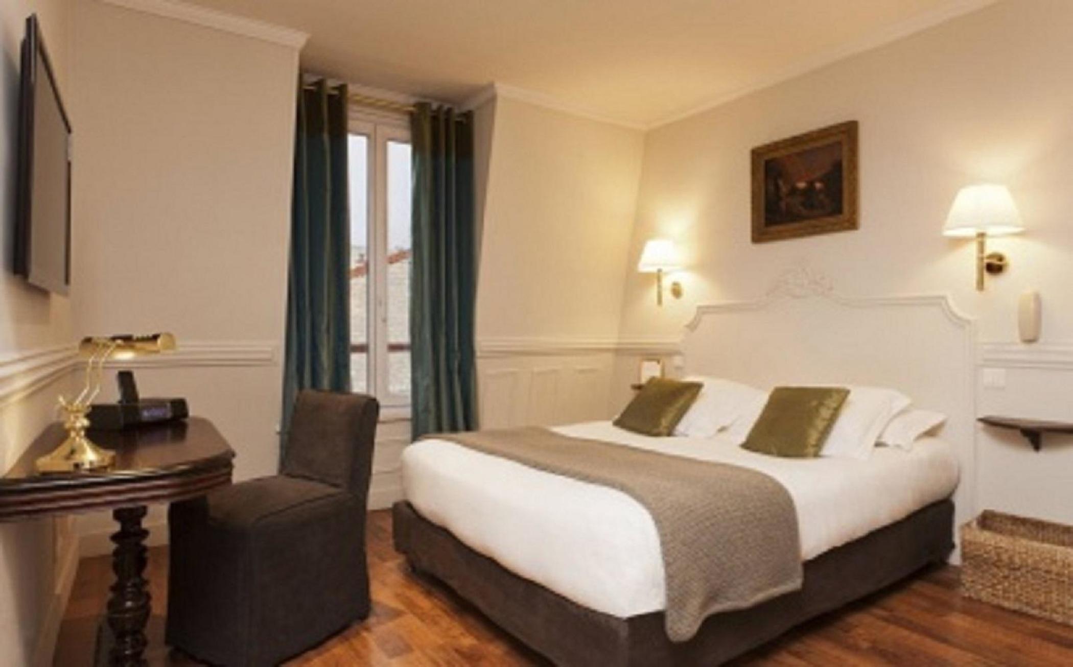 Superior, Double Bed, Hotel De La Porte Doree 3/4