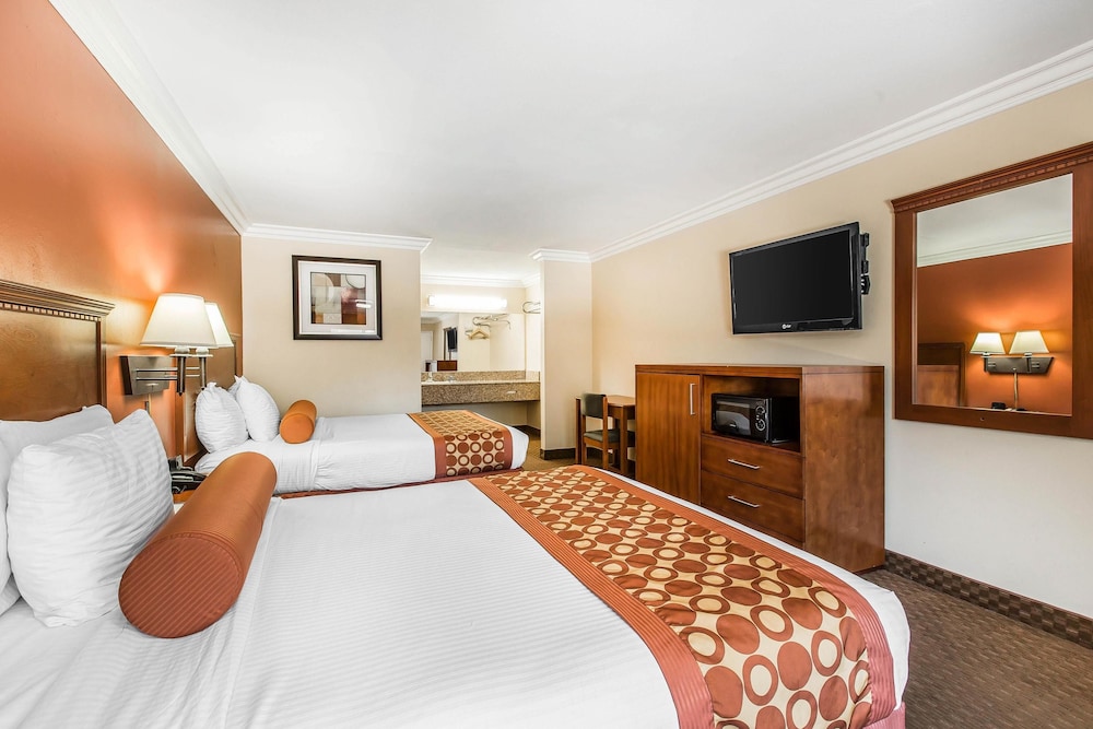 Rodeway Inn & Suites Canyon Lake Menifee West 27/62