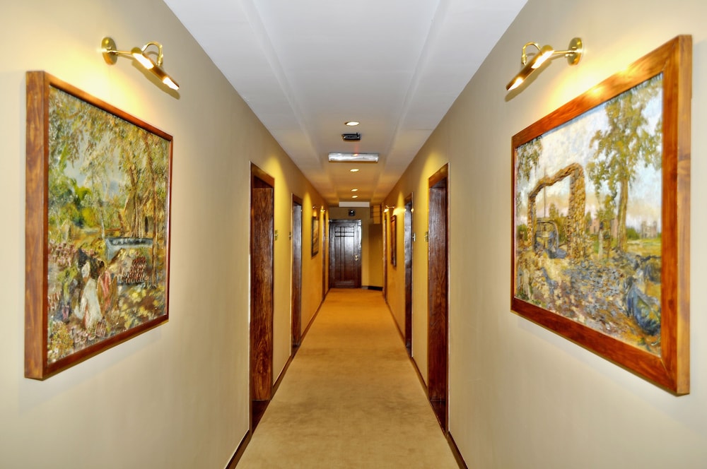 The Residency Hotel 3/43