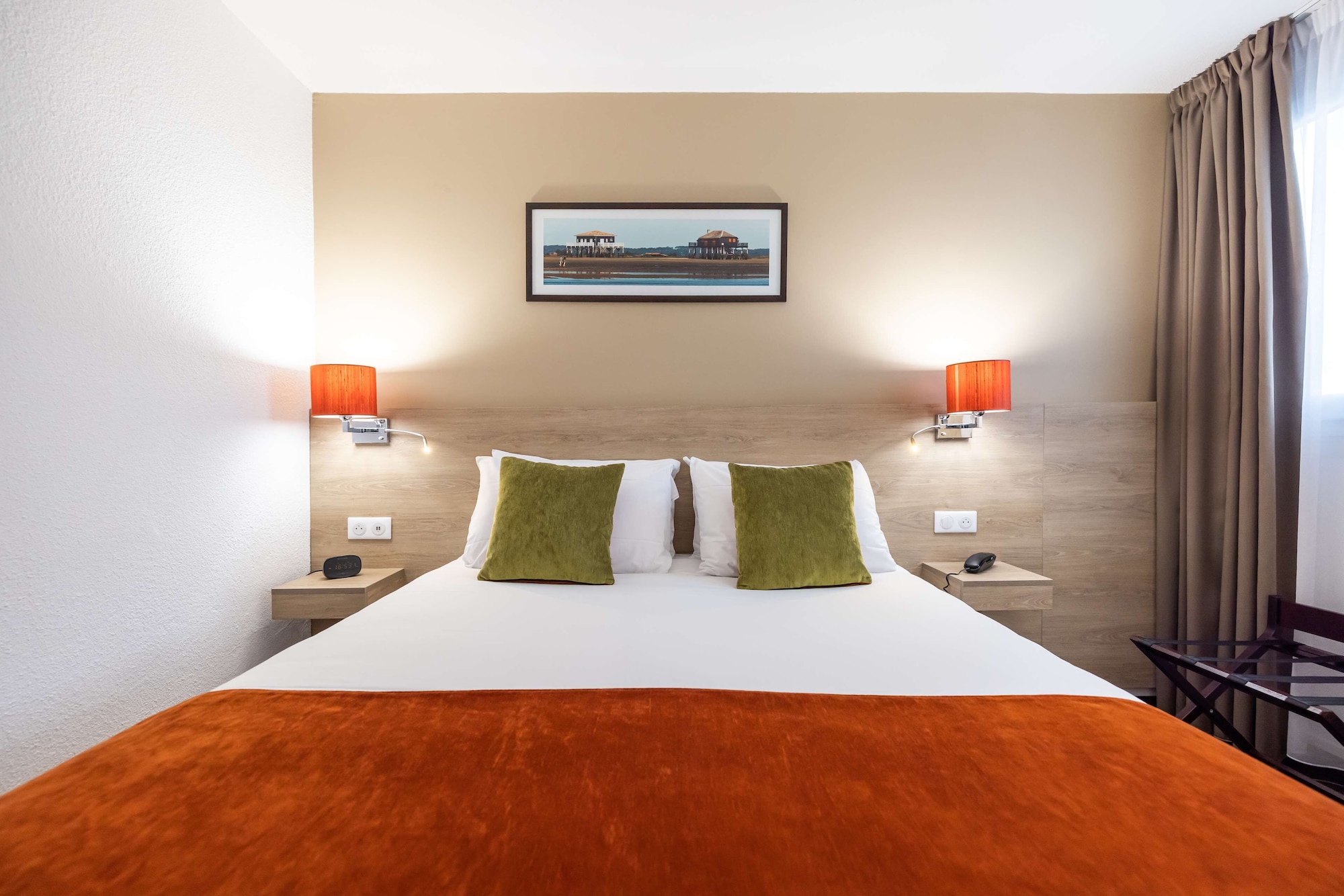 Classic, Queen Bed, Bathtub