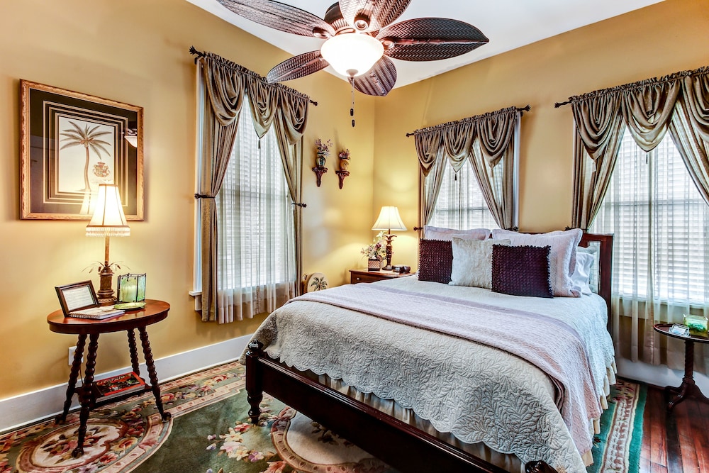 SUITE, PRIVATE BATHROOM