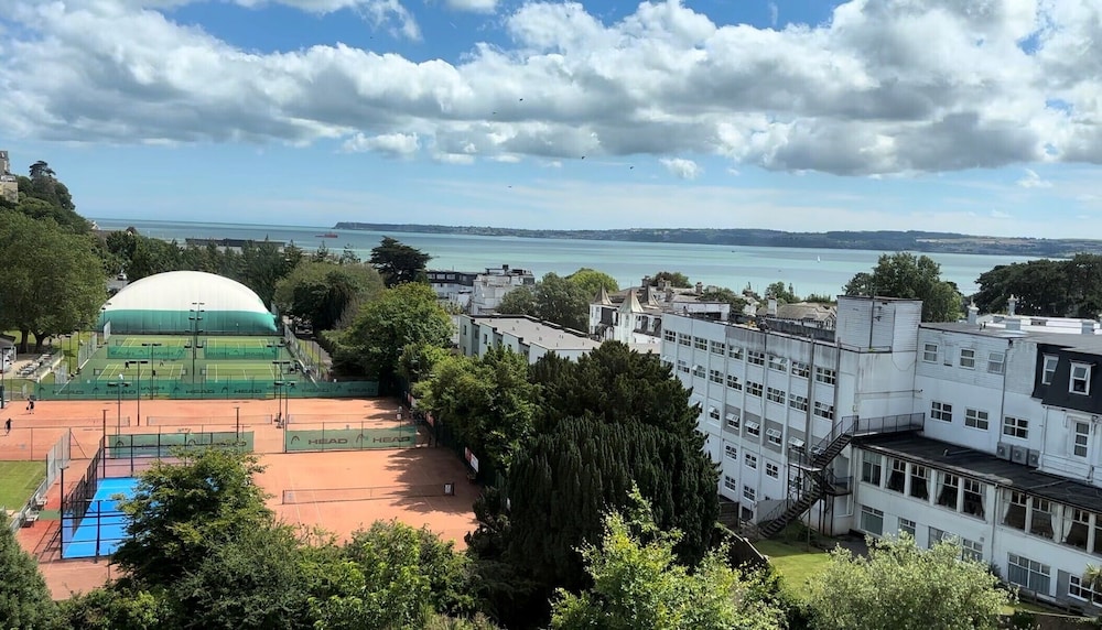 Abbey Lawn Hotel 57/64