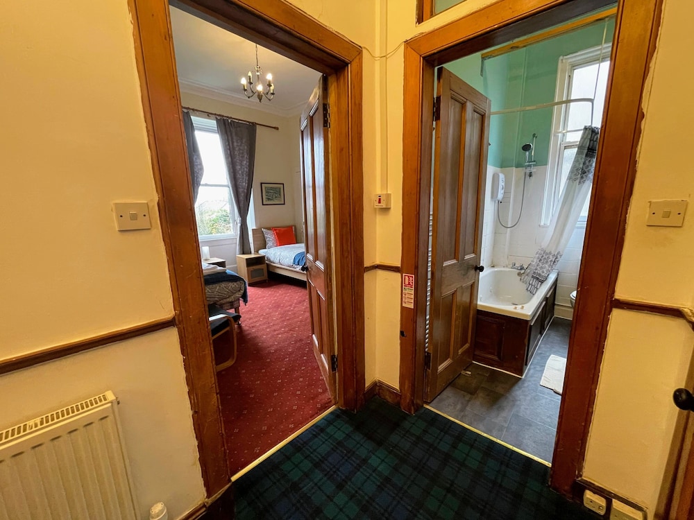 Airdenair Guest House 48/50