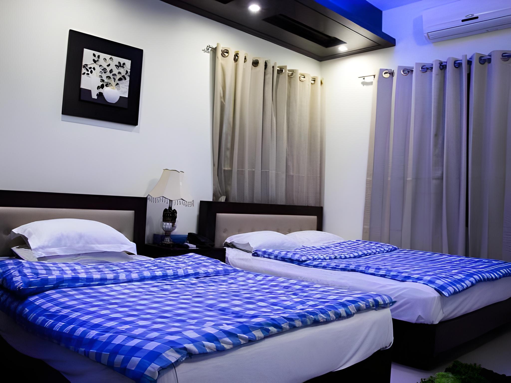 Deluxe Double Room (One Queen Room)