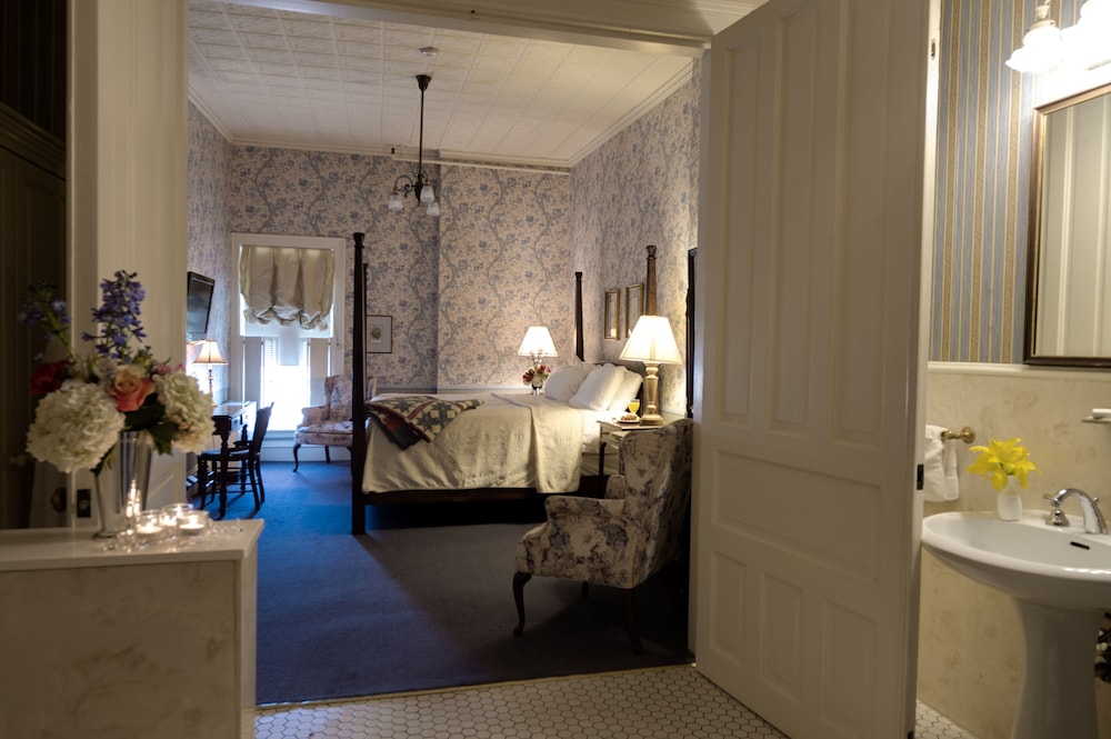 St. James Hotel 31/35
