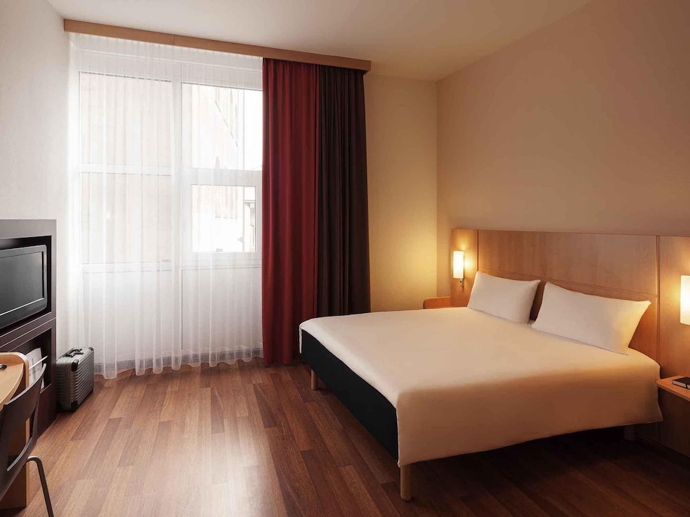 ROOM, DOUBLE BED