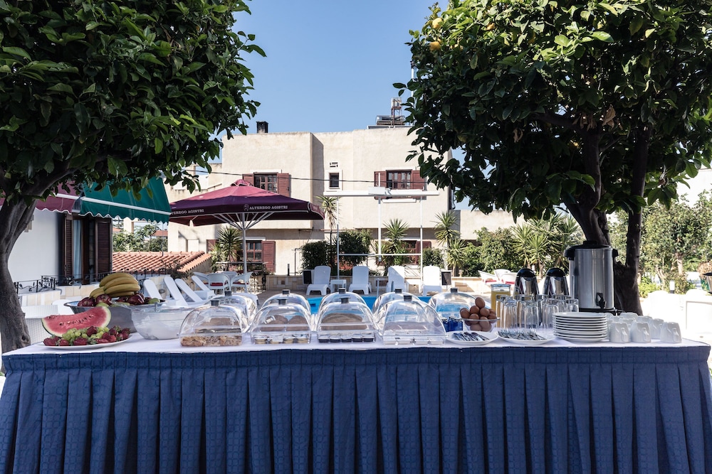 Yianna Hotel 48/51